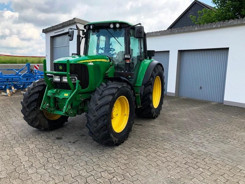 John Deere 6220