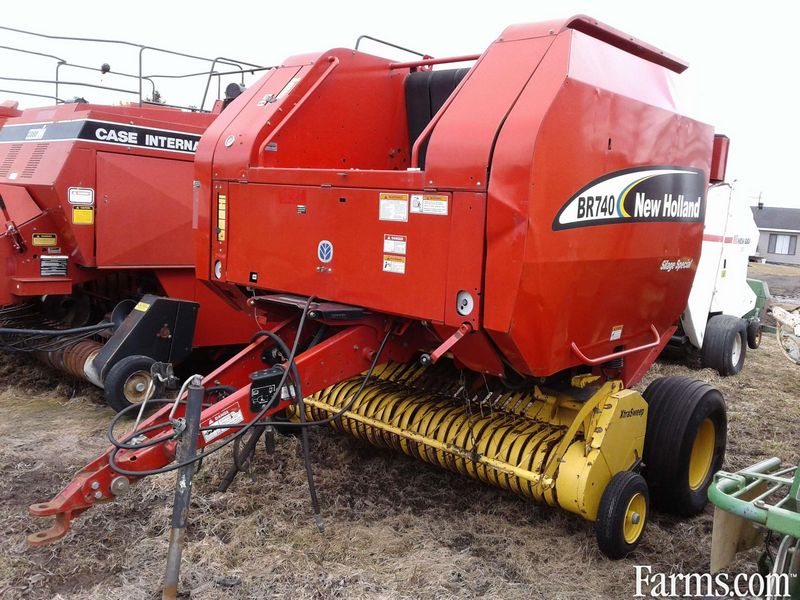 New Holland BR740