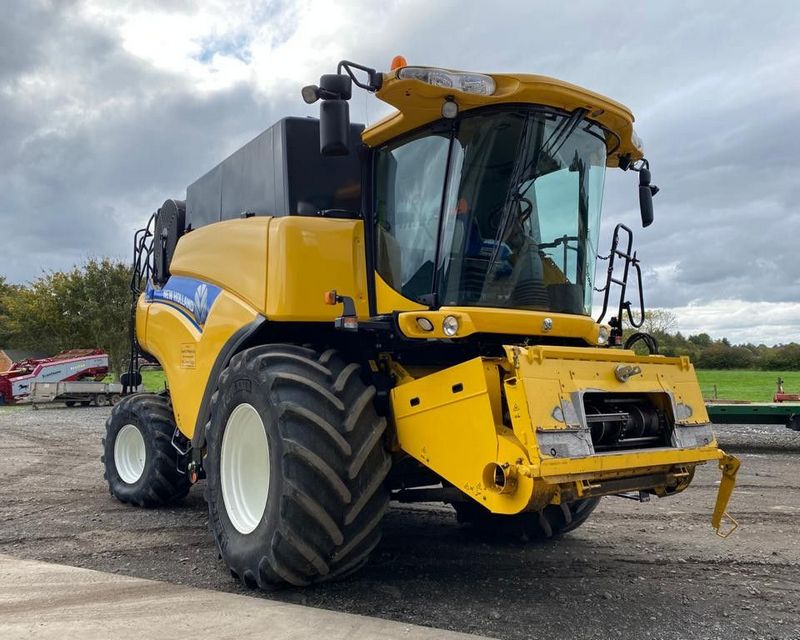 New Holland CR8080