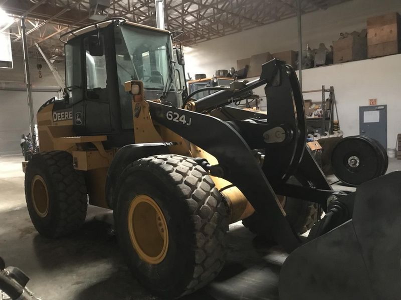 John Deere 624J Powerllel w/ Coupler