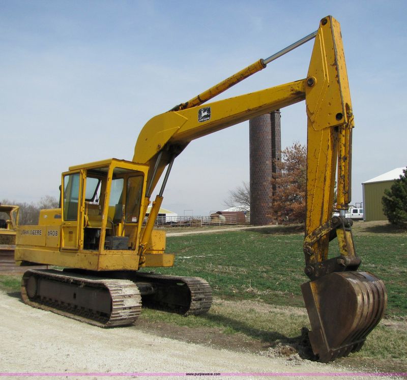 John Deere 690B